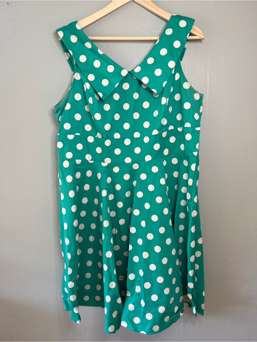 Sleeveless Green Polka Dot Casual Dress with V-Neck Collar